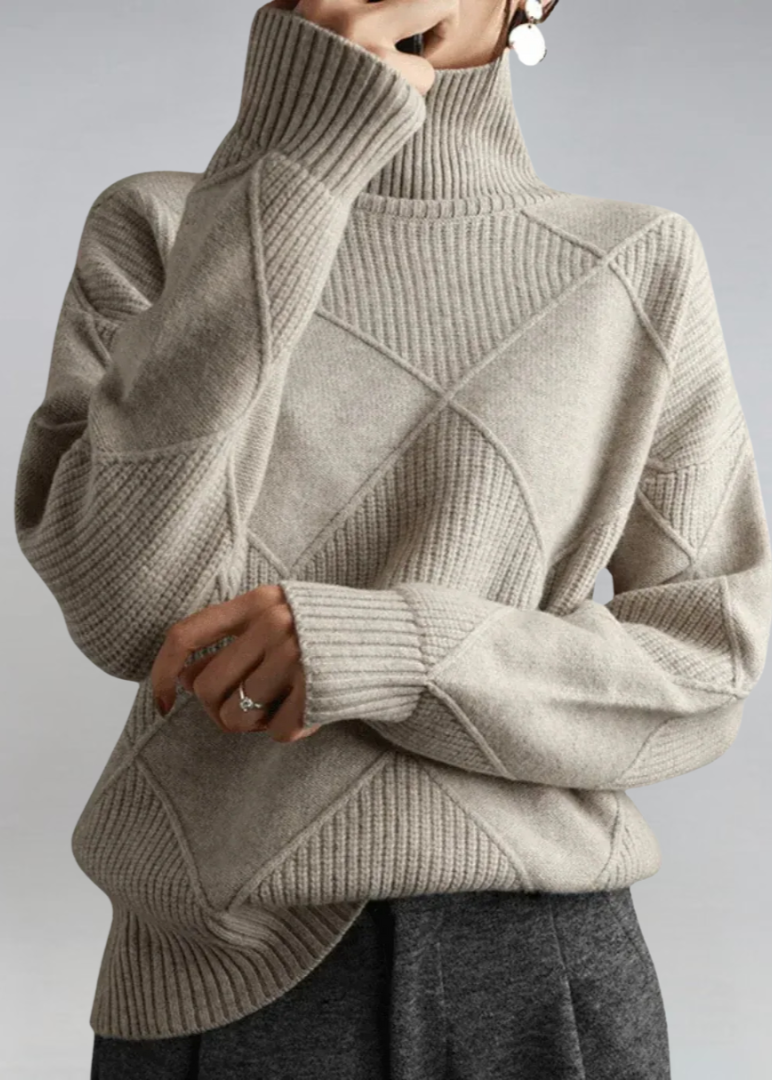 Pull roulé doux élégant Danoir Paris Lauren, en tissu confortable, couleur neutre, porté sur mannequin.
