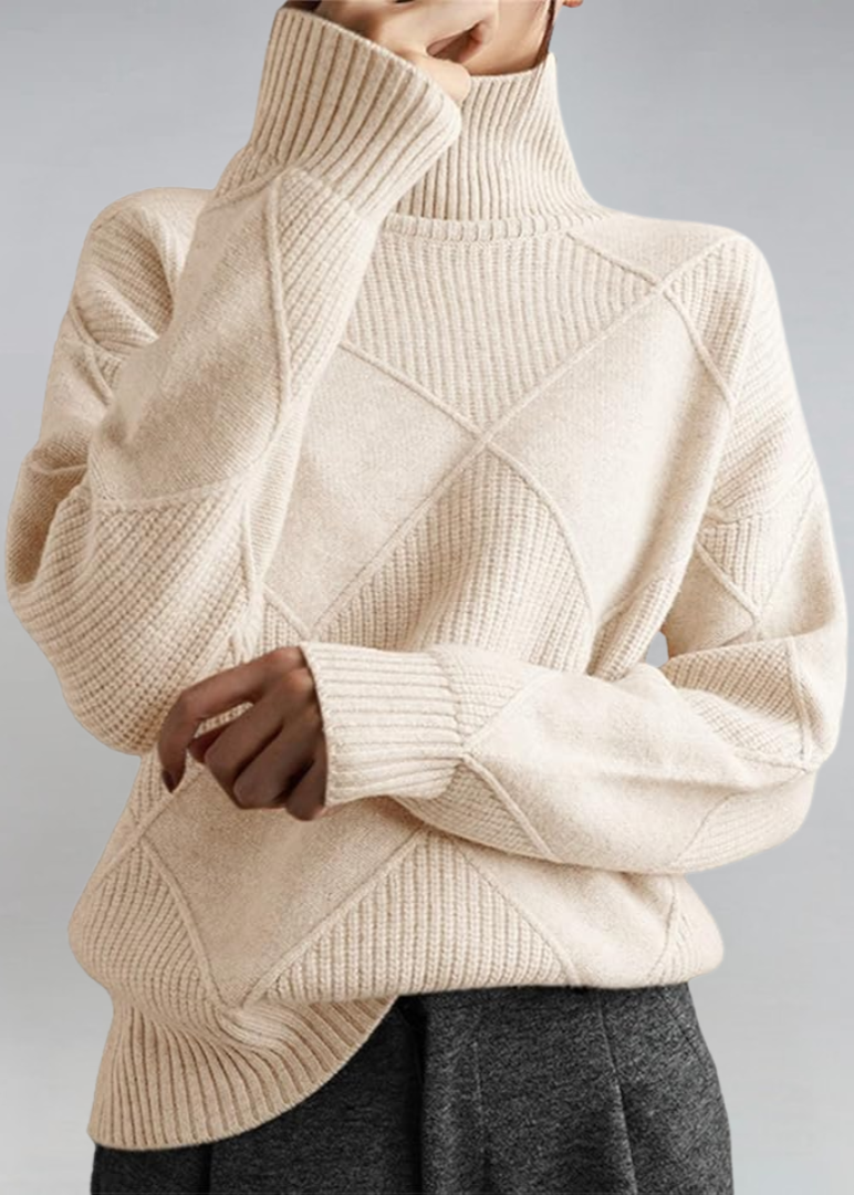 Pull roulé doux et élégant Lauren de Danoir Paris, en tissu confortable, porté en mode décontracté.