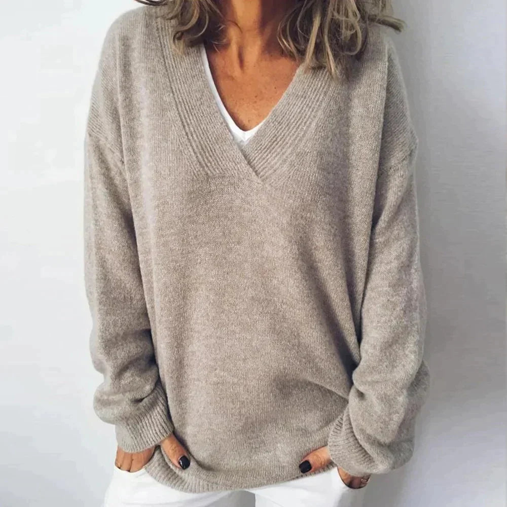 Pull élégant et doux de la marque Danoir Paris, modèle FR1187 Tess, en tissu confortable, porté en style décontracté.