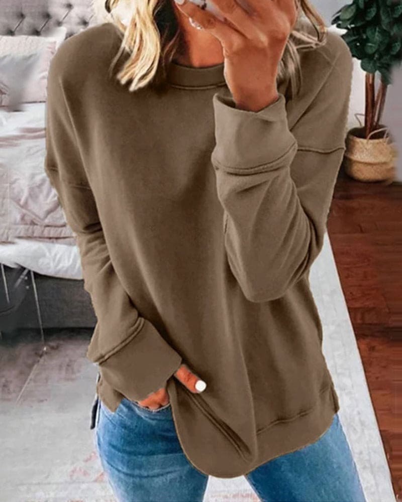 Pull Confort Chic Arabelle de Danoir Paris, en tissu doux, couleur neutre, porté sur mannequin, style élégant et décontracté.