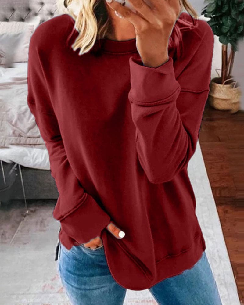 Pull Confort Chic Arabelle de Danoir Paris, tissu doux et élégant, porté de face avec col rond et manches longues.