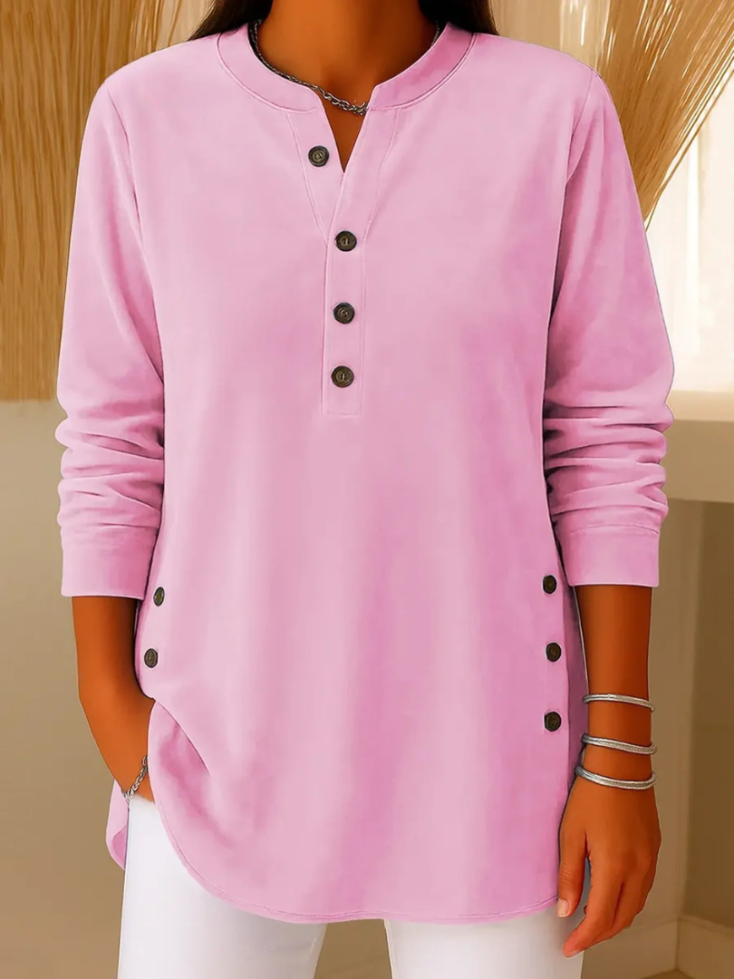 Pull classique élégant Meredith de Danoir Paris, en laine douce couleur beige, porté sur mannequin.