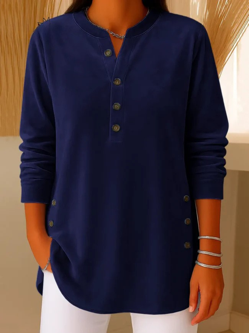 Pull classique Danoir Paris Meredith, élégant en laine douce, couleur neutre, porté sur mannequin, détail de col et manches.