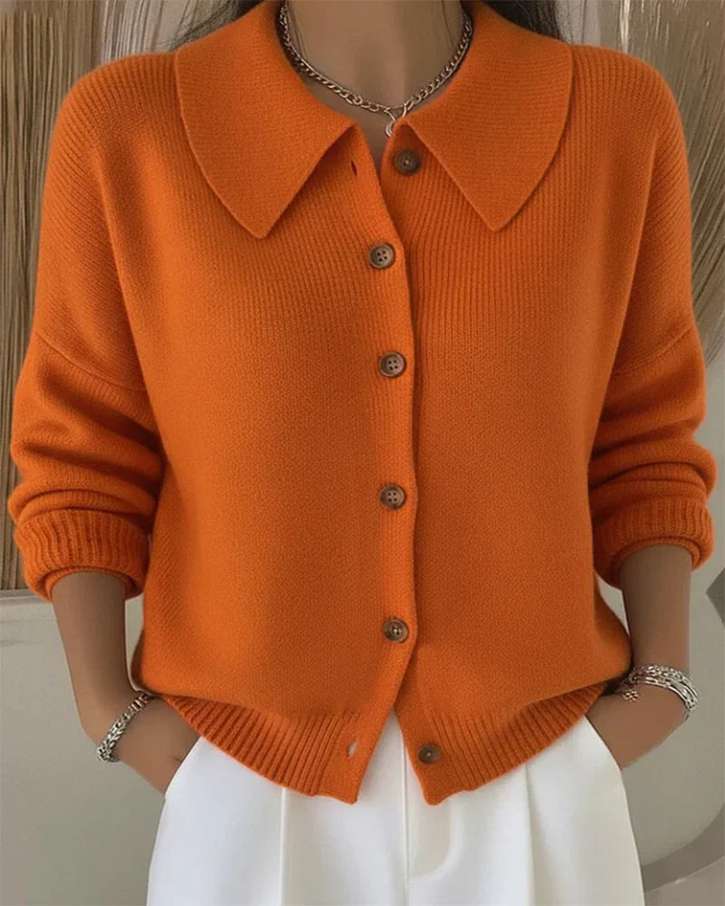 Cardigan long chic Miora Danoir Paris en laine douce, porté avec manches longues et finition élégante.