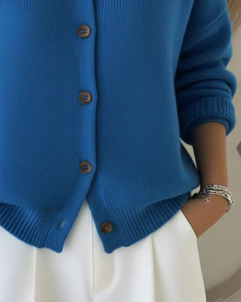 Cardigan long chic Danoir Paris Miora, pull en maille élégant avec boutons, porté sur un fond neutre.