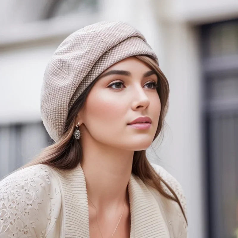 Beret chic et élégant Danoir Paris Laluna FR1196, tissu doux et finition soignée, porté dans un style sophistiqué.