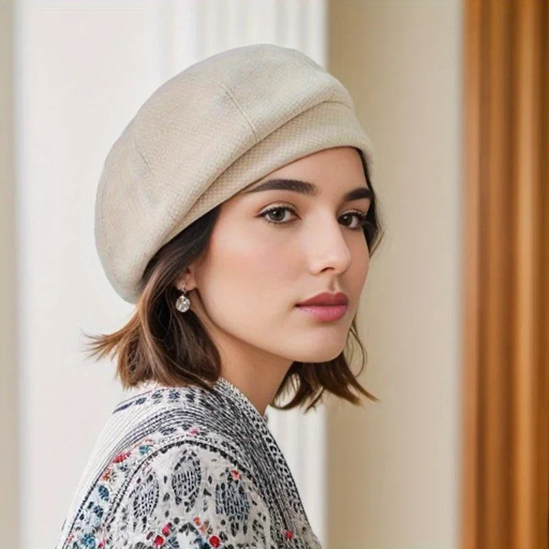 Beret chic et élégant Laluna de Danoir Paris, en tissu doux, porté sur une tête, style moderne et sophistiqué.