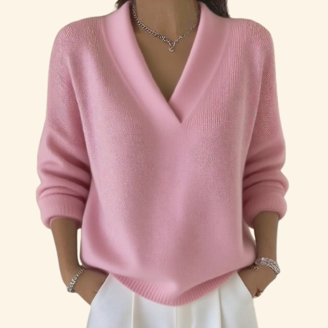 Pull élégant Noor de Danoir Paris, confortable, en tissu doux, couleur neutre, porté par un mannequin.