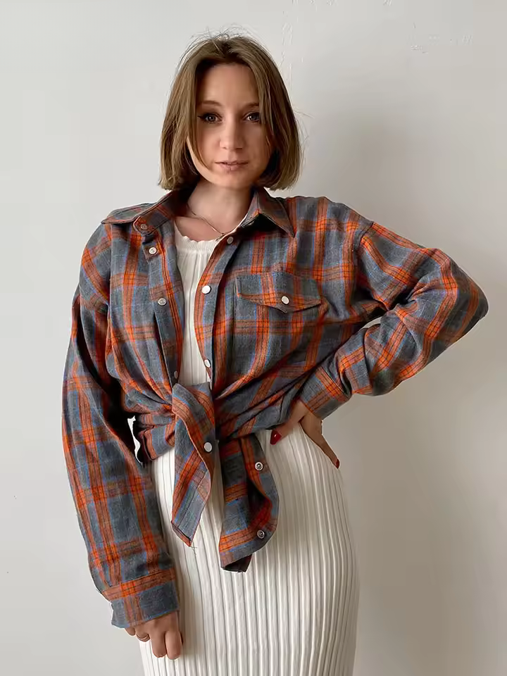 Chemise oversize vintage Leandra de Danoir Paris, style décontracté avec col et manches longues, tissu léger et fluide.