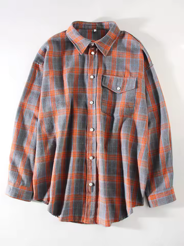 Chemise oversize vintage Leandra de Danoir Paris, en tissu léger, avec col classique et manches longues, portée sur mannequin.