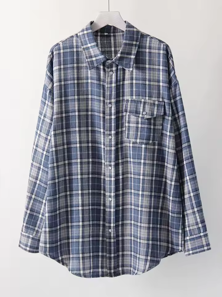 Chemise oversize vintage Leandra de Danoir Paris, tissu léger et coupe décontractée, portée avec col et manches longues.