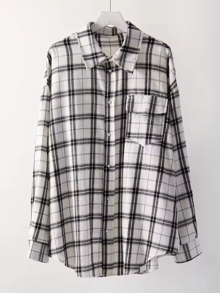 Chemise oversize vintage Leandra de Danoir Paris, tissu léger, motif rétro, portée décontractée, style élégant et intemporel.