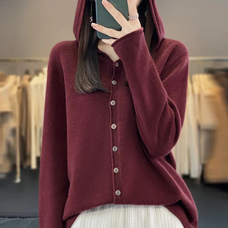 Pull duveteux chic Sofia de Danoir Paris, tissu doux et élégant, couleur neutre, porté sur un lit avec accessoires décoratifs.
