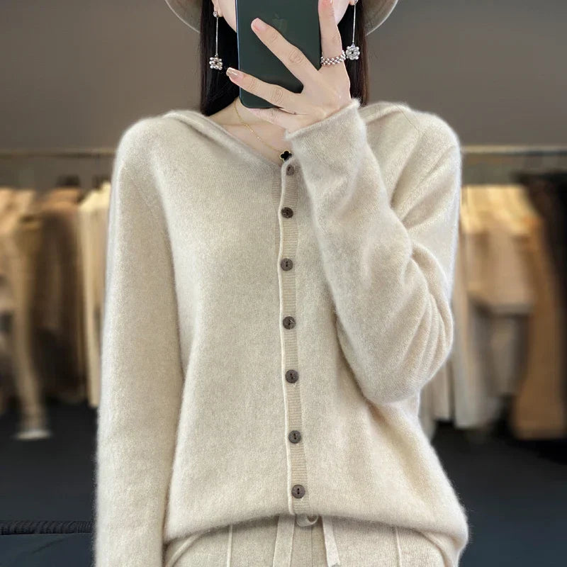 Pull duveteux chic Sofia de Danoir Paris, modèle FR1210, en tissu doux et élégant, visible avec sa texture confortable.