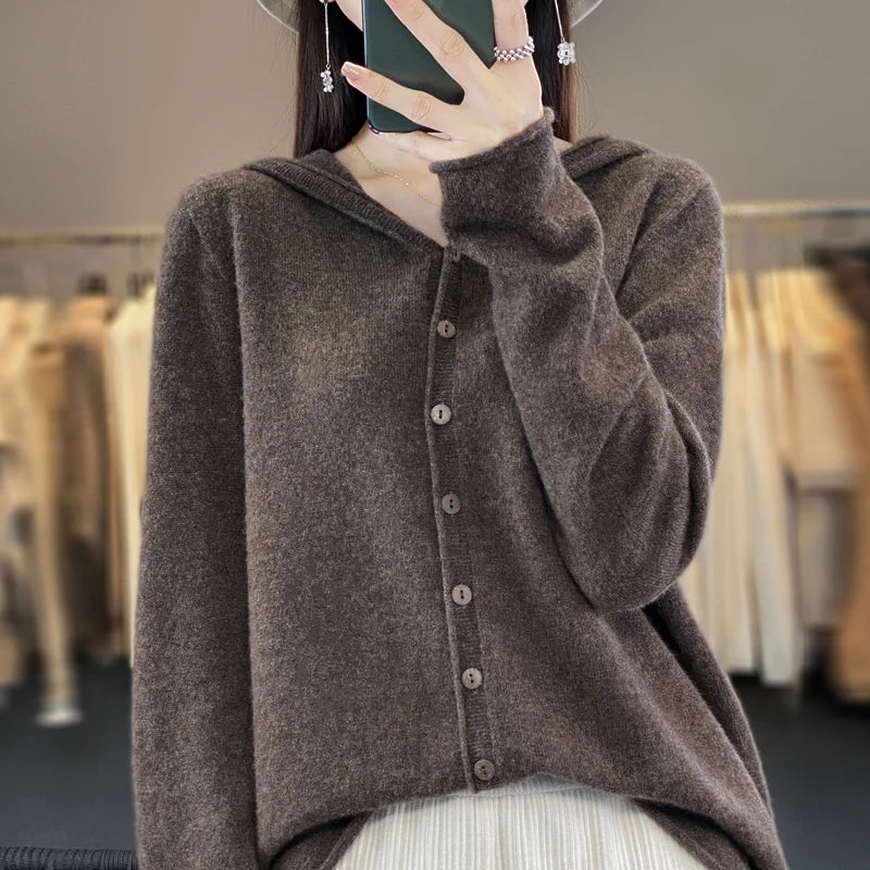 Pull duveteux chic Sofia de Danoir Paris, couleur neutre, détails élégants, porté sur mannequin dans un cadre intérieur.