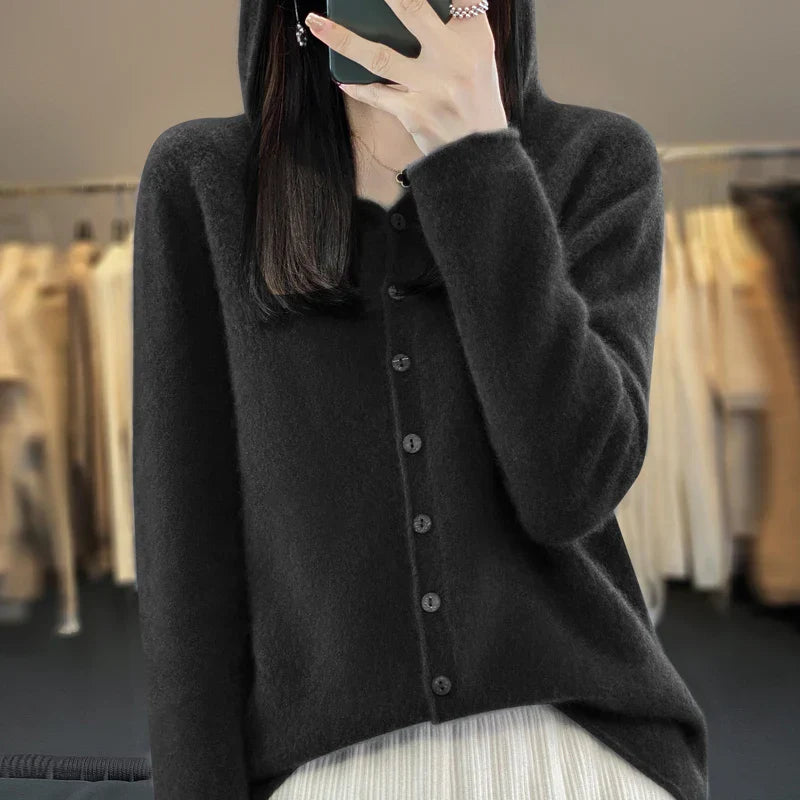 Pull duveteux chic Sofia de Danoir Paris, vêtement douillet en tissu léger, couleur neutre, porté sur un mannequin.