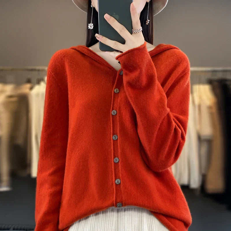 Pull duveteux chic Sofia de Danoir Paris, couleur élégante, porté sur un modèle avec détails sophistiqués.