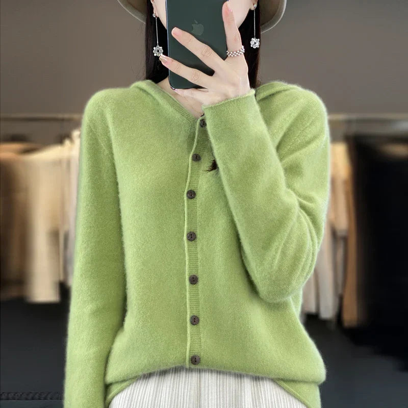 Pull duveteux chic Sofia de Danoir Paris, modèle FR1210, en tissu doux avec design élégant, image en gros plan.