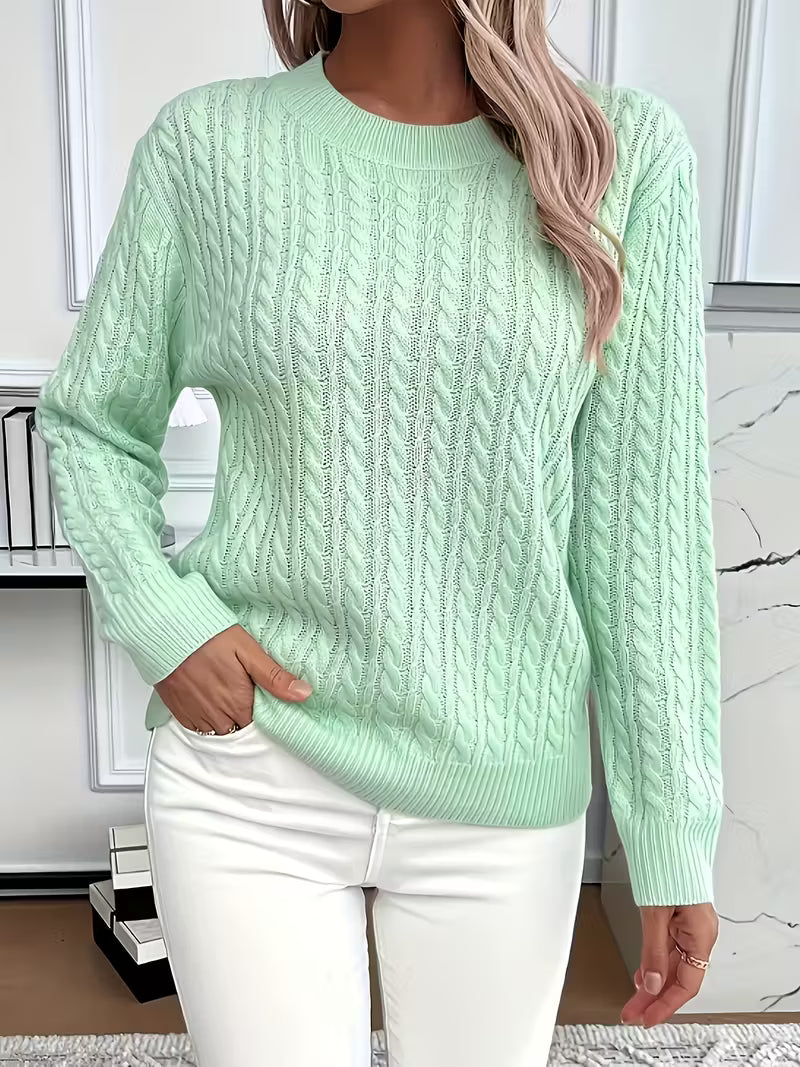 Pull doux et polyvalent Aria FR1211 de Danoir Paris, en maille confortable, porté comme vêtement décontracté ou layering.