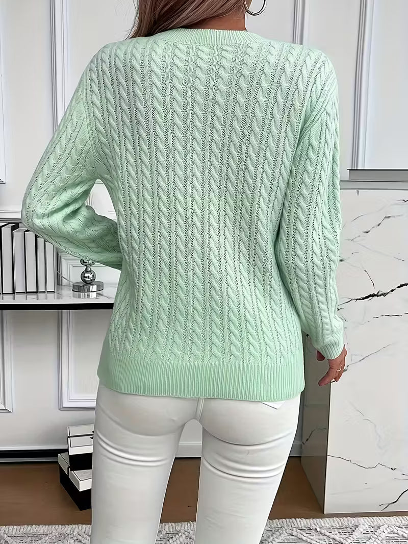 Pull doux et polyvalent FR1211 Danoir Paris porté, en laine douce avec col rond et manches longues, couleur neutre.