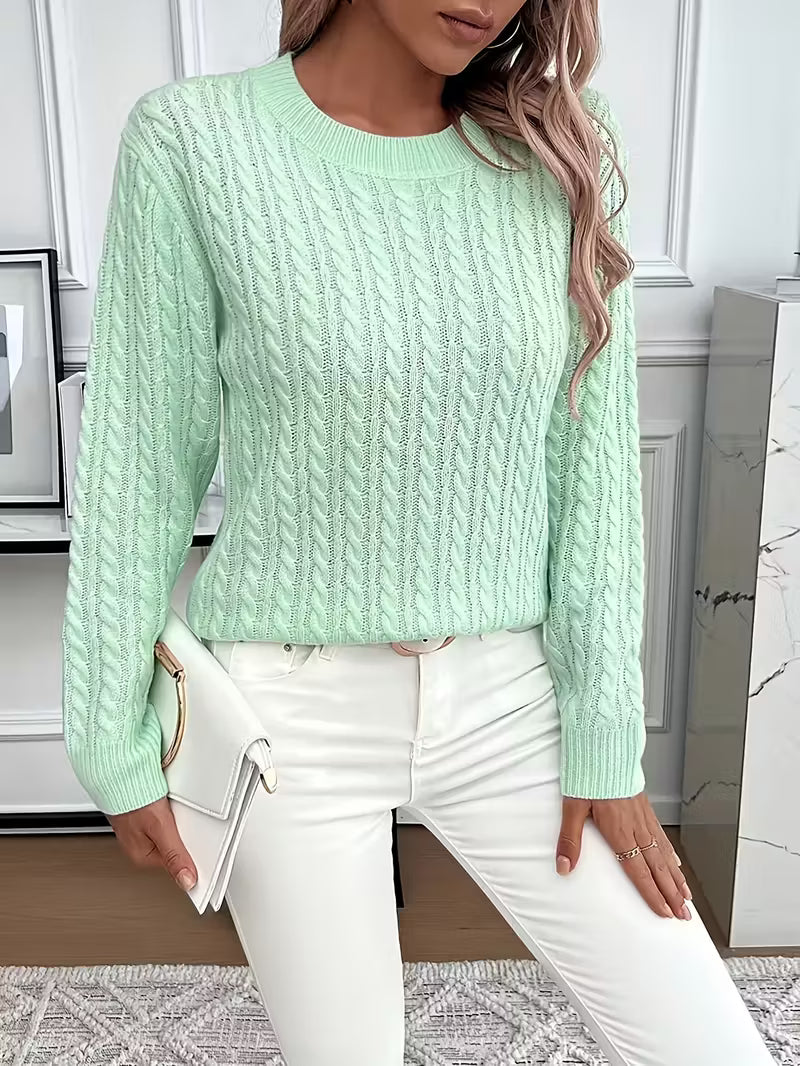 Pull doux et polyvalent Aria FR1211 de Danoir Paris, en coton léger, porté comme vêtement de dessous ou de détente.