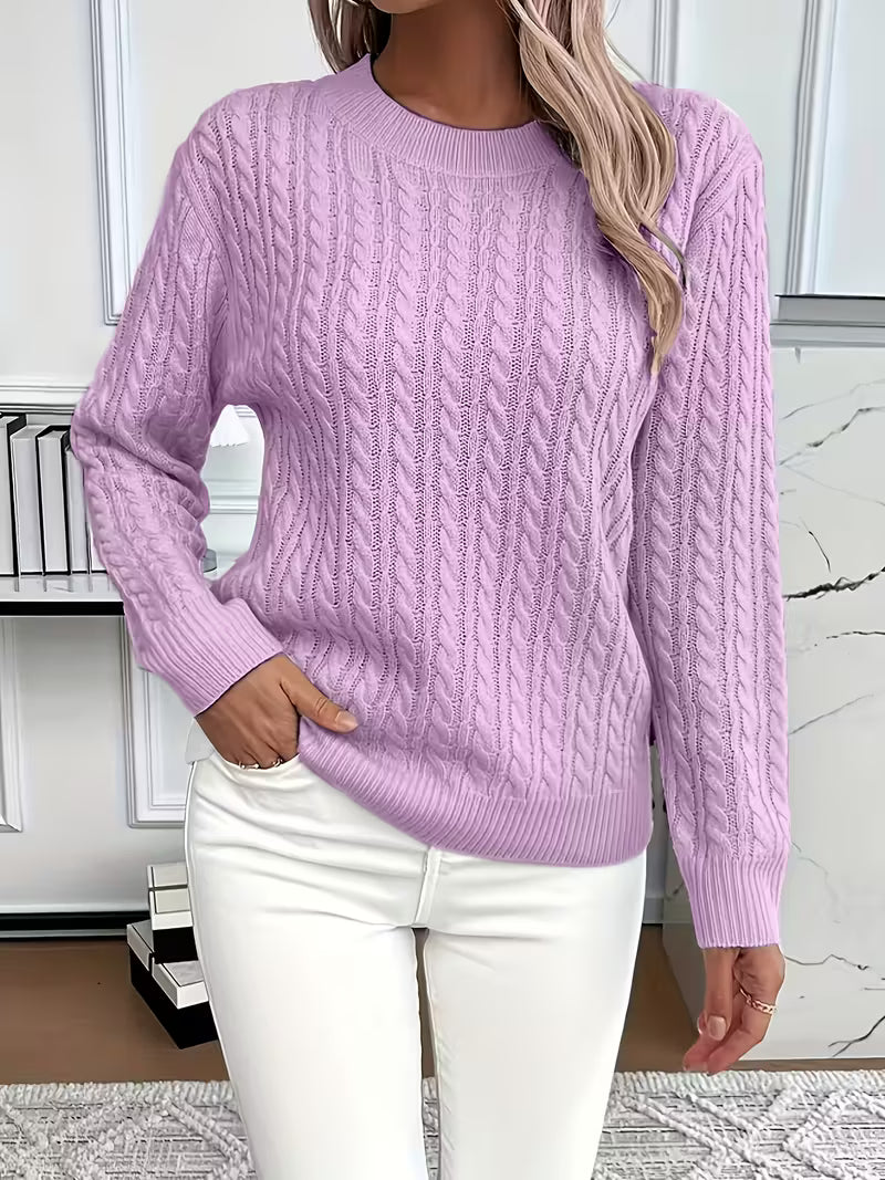 Pull doux et polyvalent Argile Danoir Paris FR1211, couleur neutre, affiché porté avec col en V et manches longues.