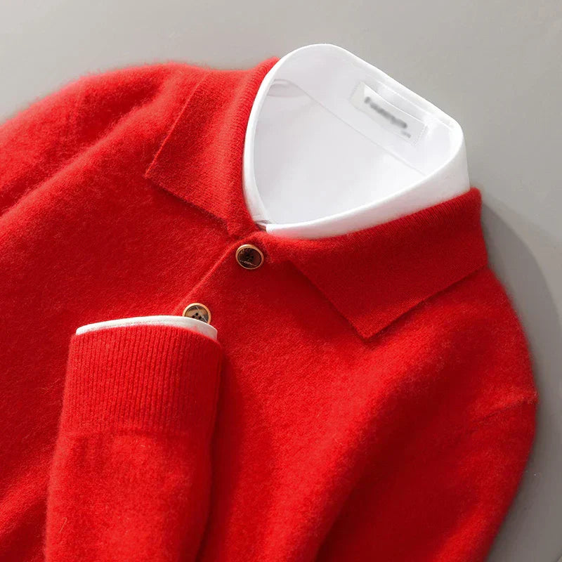 Polo en cachemire élégant Belford de Danoir Paris, couleur neutre, finition soignée, porté sur mannequin.