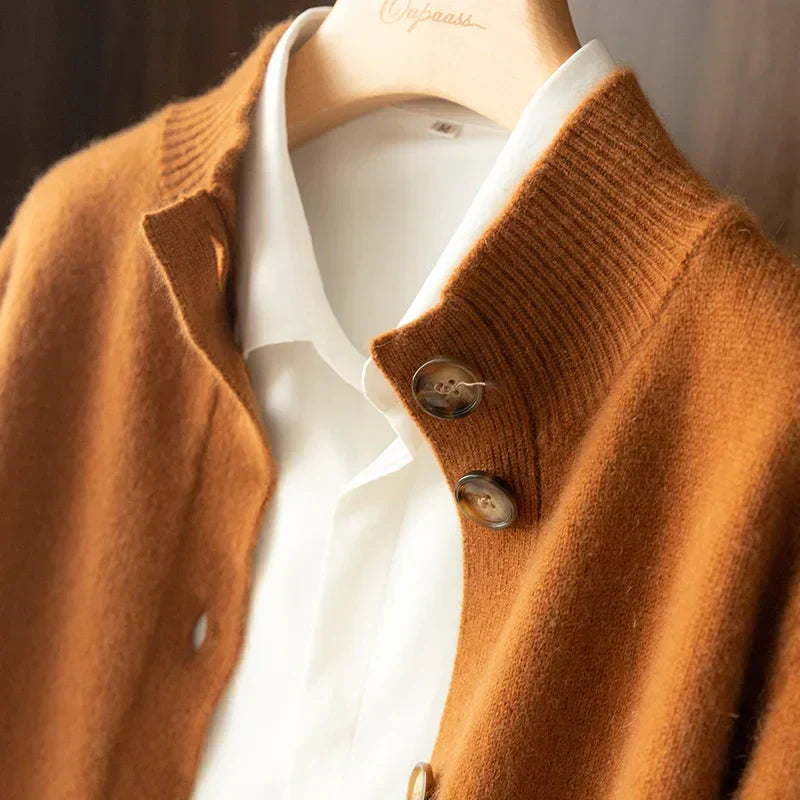 Cardigan élégant en mérinos Danoir Paris Arlina, couleur neutre, porté sur un mannequin, détails du tissu doux et finition soignée.