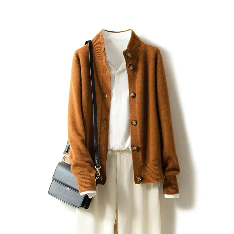 Cardigan élégant en mérinos Danoir Paris, modèle FR1216, porté, avec col en V et manches longues, couleur neutre.