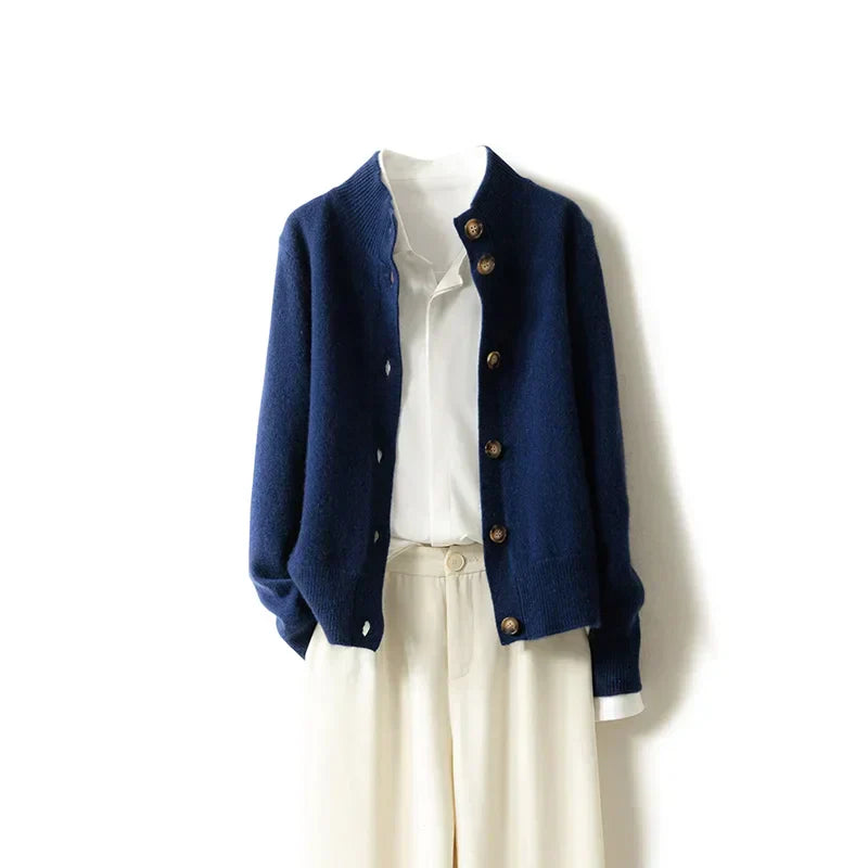 Cardigan élégant en mérinos Danoir Paris, modèle Arlina, porté avec détails fins et texture douce, vue de face.