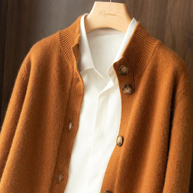 Cardigan élégant en mérinos Arlina de Danoir Paris, couleur neutre, porté décontracté sur un fond clair.