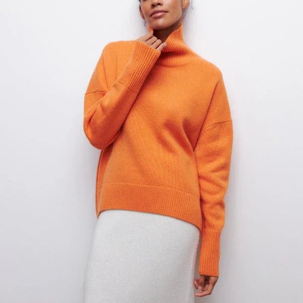 Pull-over oversize Danoir Paris Aria en laine douce, couleur gris clair, porté par une femme dans un style décontracté.