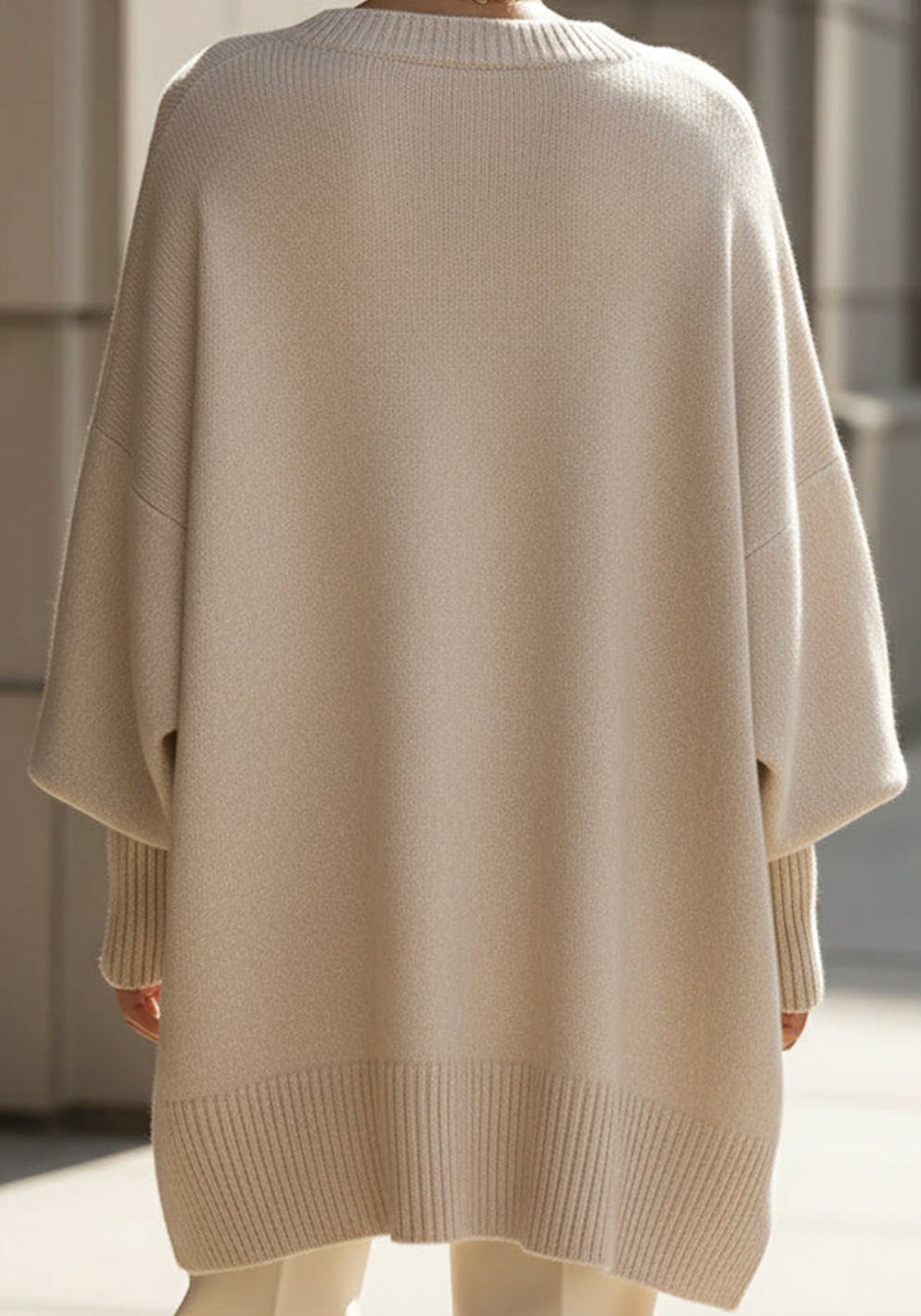 Pull-over oversize élégant Danoir Paris en laine douce, couleur neutre, porté sur un mannequin avec col rond.