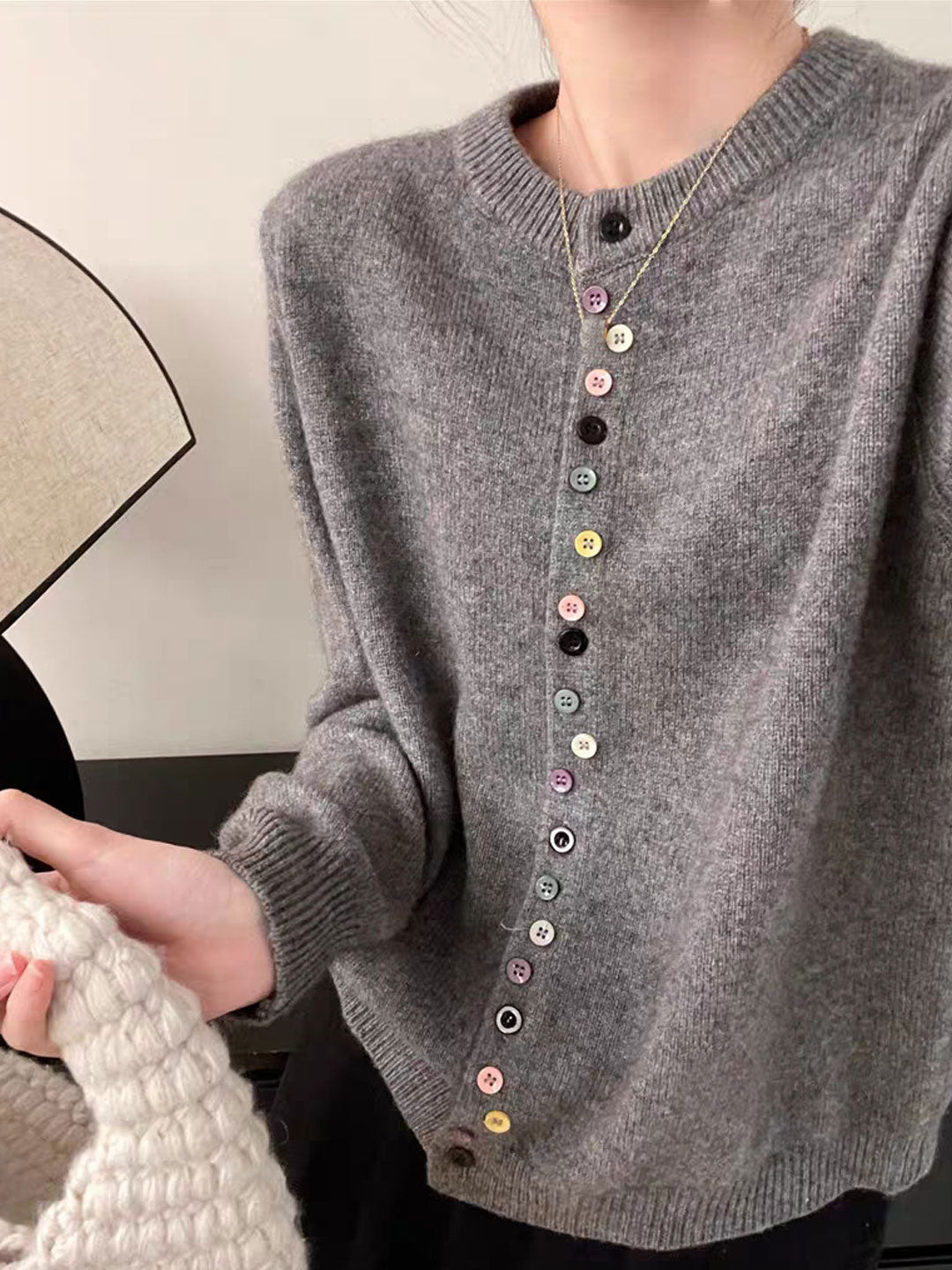 Gilet doux et élégant Beatrice de Danoir Paris, modèle FR1222, en tissu moelleux, couleur neutre, porté en situation décontractée