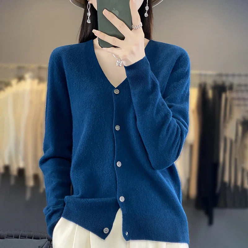 Gilet en cachemire de luxe Odessia par Danoir Paris, détail du tissu doux et élégant, couleur neutre, porté sur un mannequin.