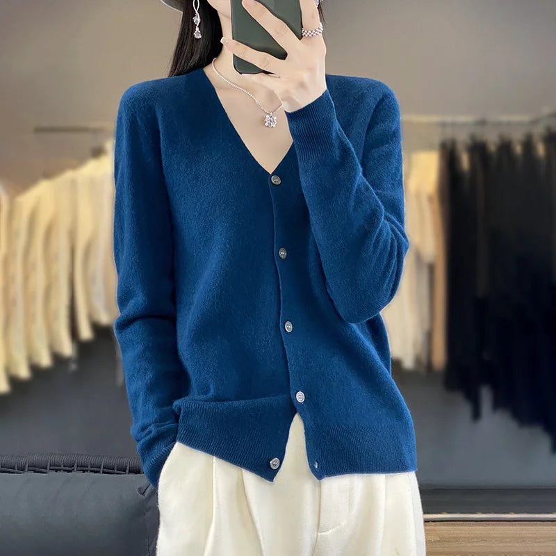 Gilet en cachemire de luxe Odessia par Danoir Paris, couleur neutre, détail en maille fine, porté sur un mannequin.