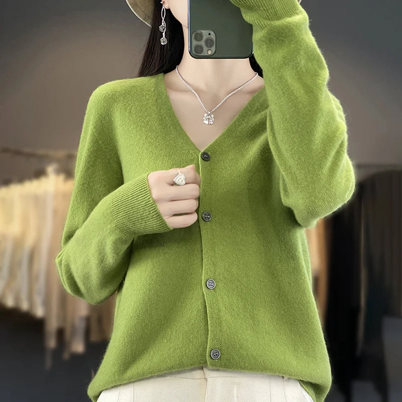 Gilet en cachemire de luxe Odessia par Danoir Paris, doux et élégant, couleur crème, porté sur un mannequin.