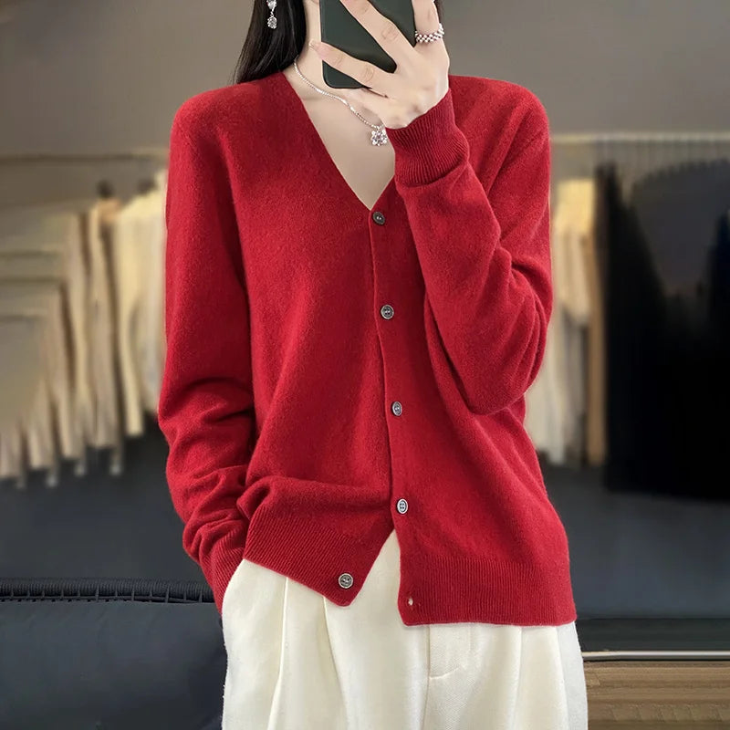 Gilet en cachemire luxe Odessia par Danoir Paris, douceur et élégance, couleur neutre, porté avec col en V.