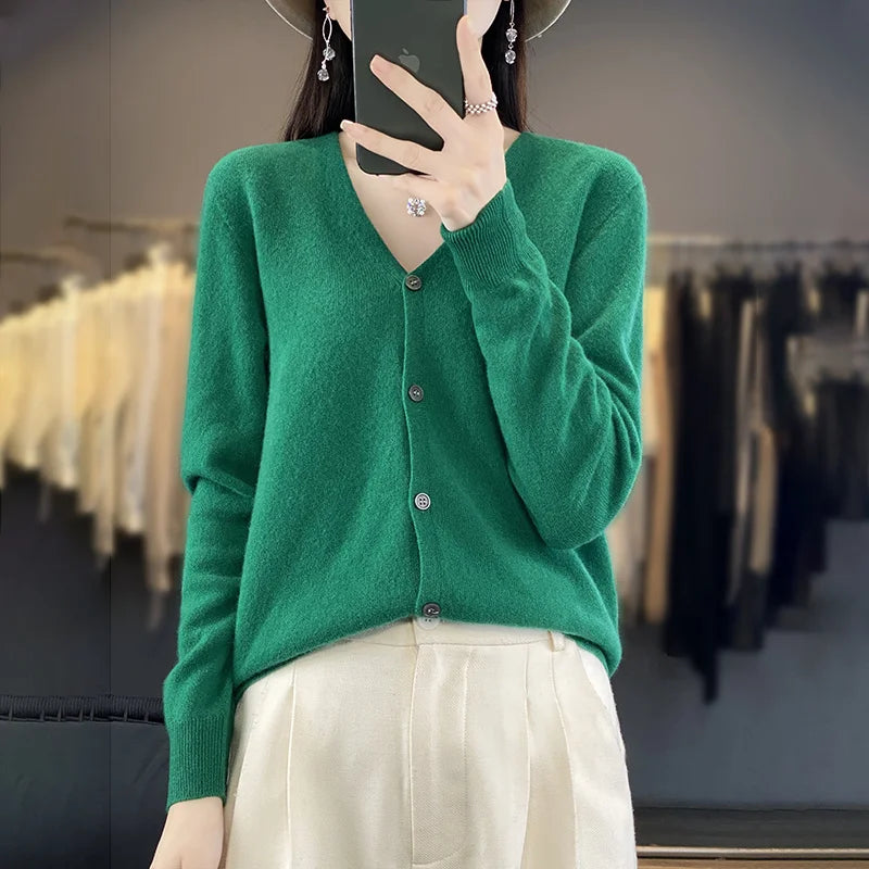 Gilet en cachemire luxe Odessia de Danoir Paris, couleur neutre, porté sur un modèle, détail du tissu doux et élégant.