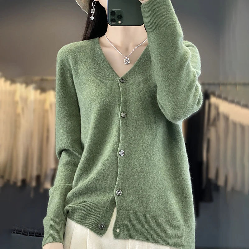 Gilet en cachemire de luxe Odessia de Danoir Paris, finition élégante, porté sur un mannequin, couleur neutre, tissu doux et chaud