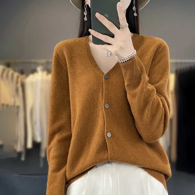Gilet en cachemire de luxe Odessia par Danoir Paris, coloris rose, détails élégants, porté sur un mannequin.
