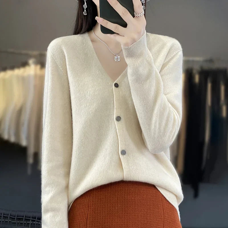 Gilet en cachemire luxe Odessia de Danoir Paris, couleur neutre, détail en tricot fin, porté sur un fond neutre.
