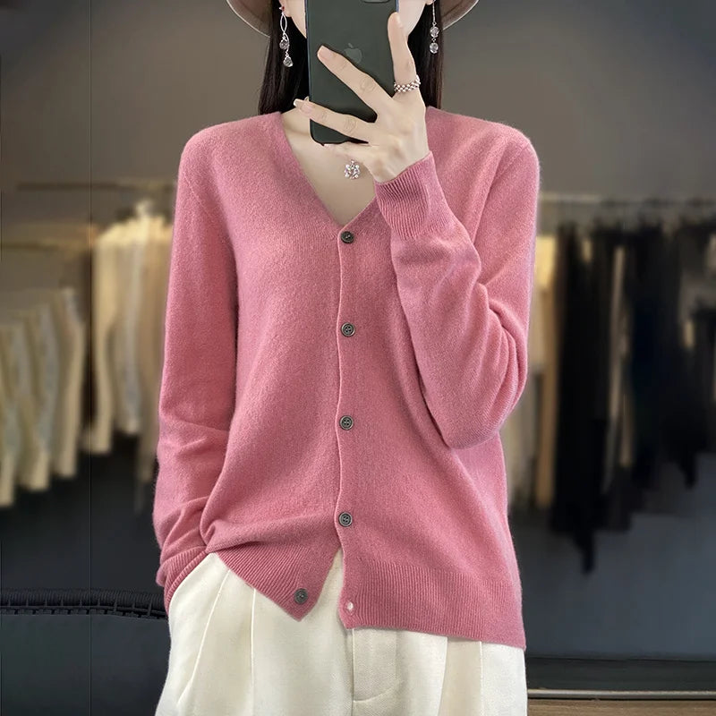 Gilet en cachemire de luxe Odessia par Danoir Paris, doux et élégant, couleur neutre, porté sur un fond neutre.