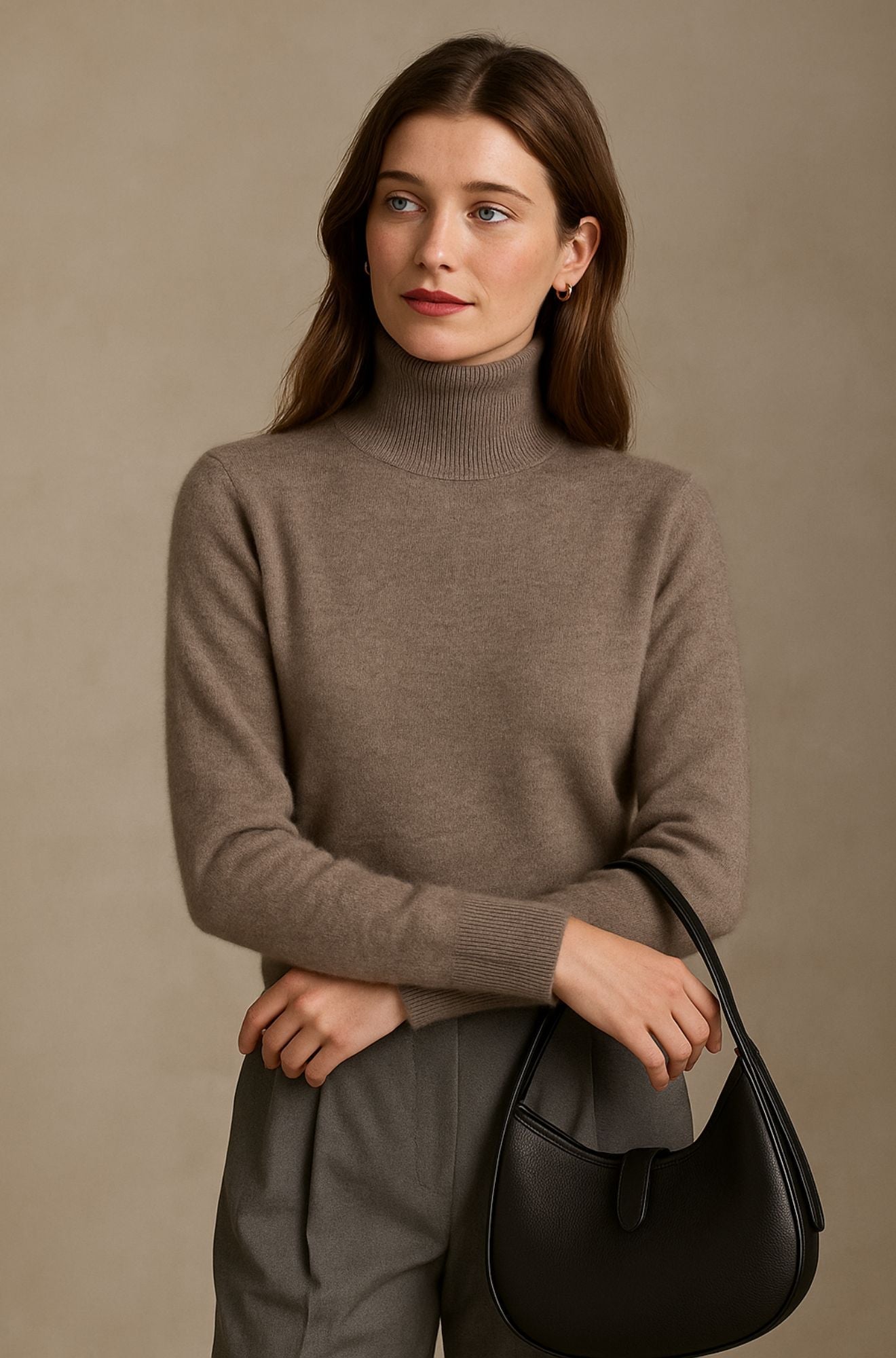 Pull col roulé luxueux Amara de Danoir Paris, en laine douce, couleur gris clair, porté sur mannequin.