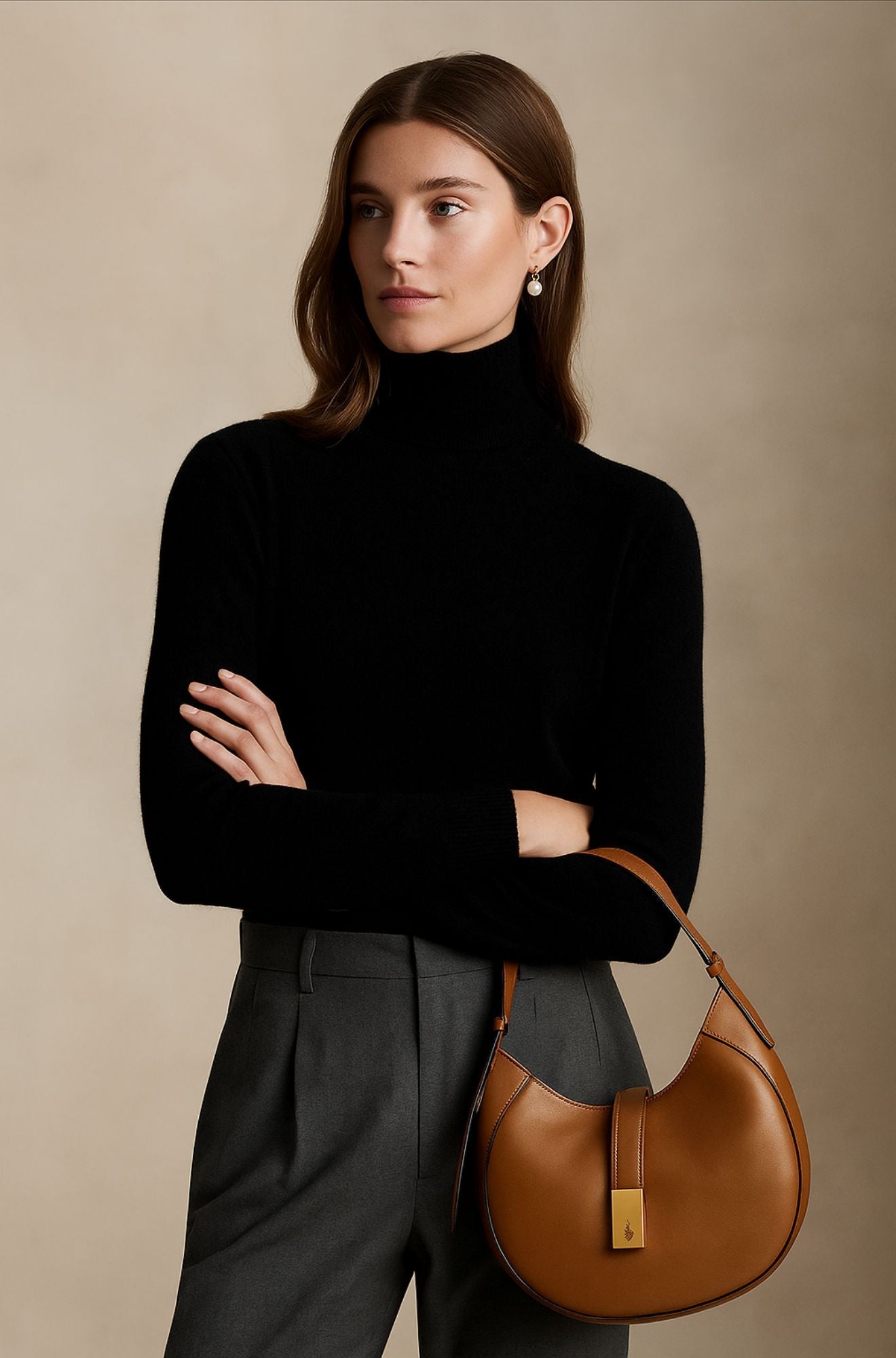 Pull col roulé luxueux Amara de Danoir Paris, en tissu doux et élégant, porté en mode décontractée.
