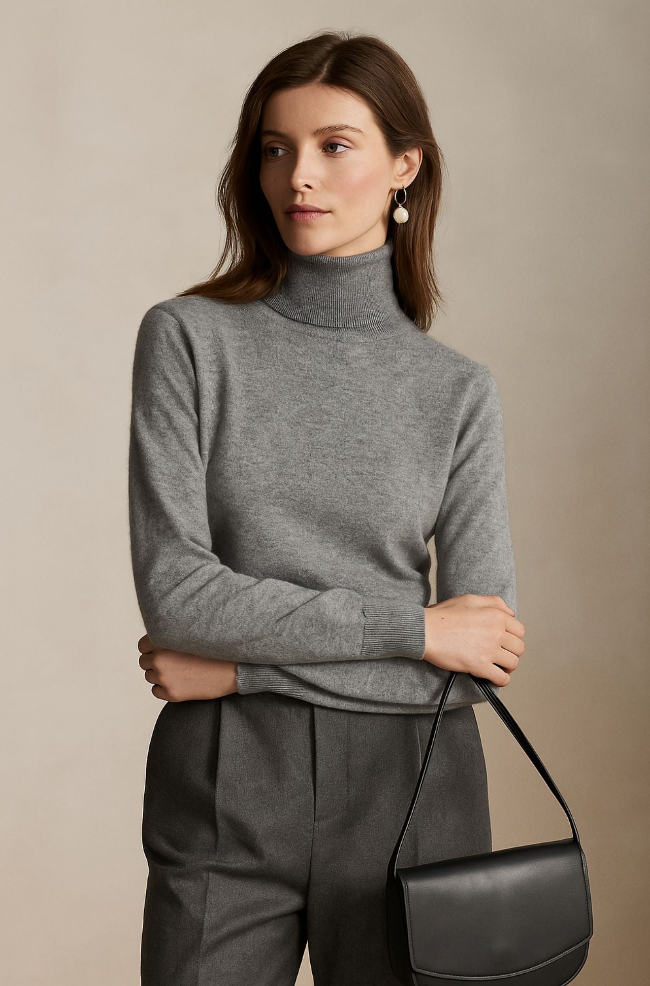 Pull col roulé luxueux Amara de Danoir Paris, en tissu doux et élégant, présenté sur un mannequin.