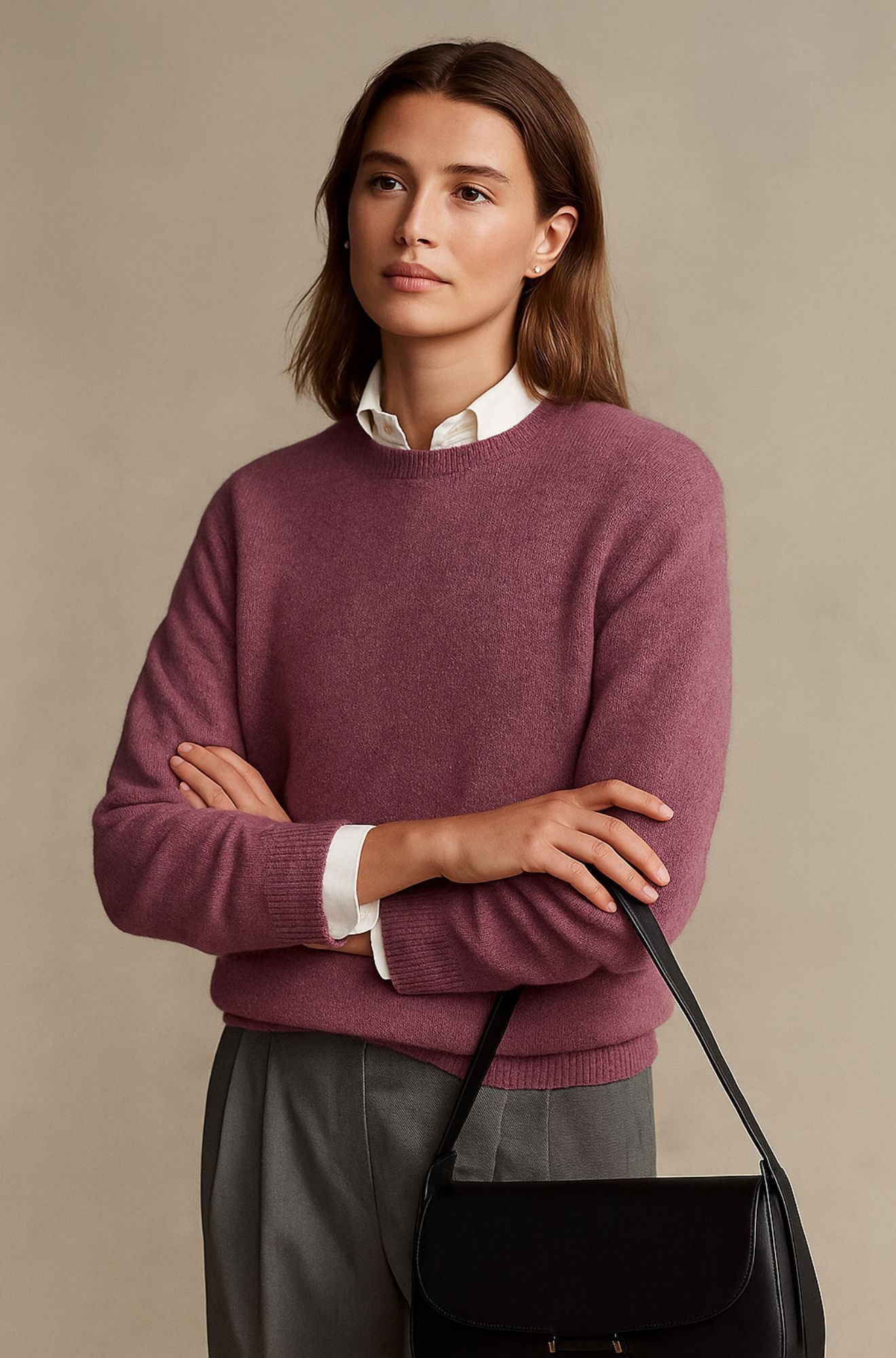 Pull doux et chic Clarisse de Danoir Paris, en tissu léger, couleur neutre, porté sur mannequin avec col rond.