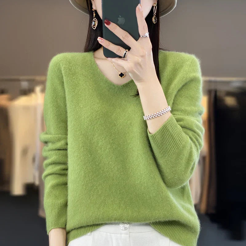 Pull en cachemire Elowen de Danoir Paris, élégant, couleur neutre, avec col rond et finition douce, porté sur mannequin.