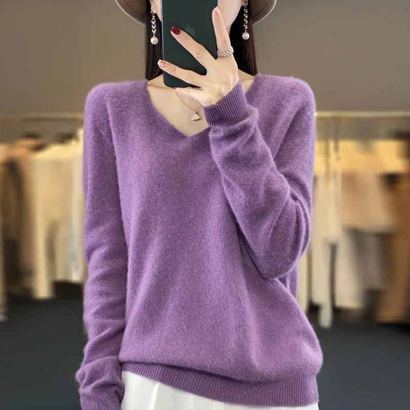 Pull en cachemire Danoir Paris Elowen élégant, douceur et finesse, couleur neutre, porté sur mannequin avec col rond.