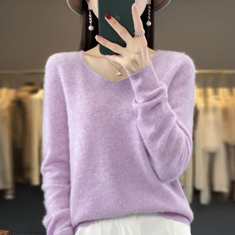 Pull en cachemire Elowen de Danoir Paris, élégant, en laine douce, porté sur un mannequin blanc avec col rond.
